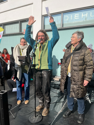 Organisator*innen Sonja Steiger, Thomas Seubert & Claudia Kohlheiss-Rottmann auf der Kundgebung Senser Platz 15. Februar