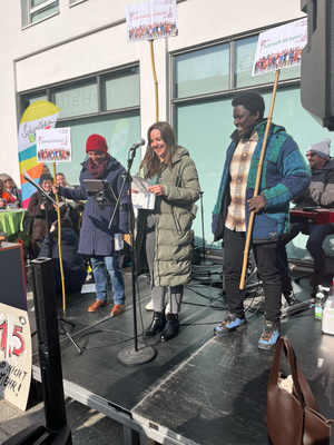 Redner*innen Inga Schwarz, Daria Bryzgalowa & Barrow Sherifo auf der Kundgebung Senser Platz 15. Februar